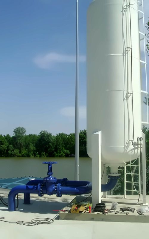 Posuda od 9 m³ sa priključnim ventilom i cevovodom, uz obalu Dunava